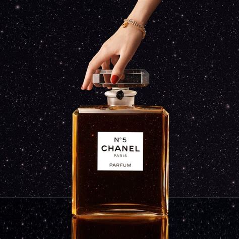 gros flacon chanel 5|Chanel n°5, toujours plus emblématique .